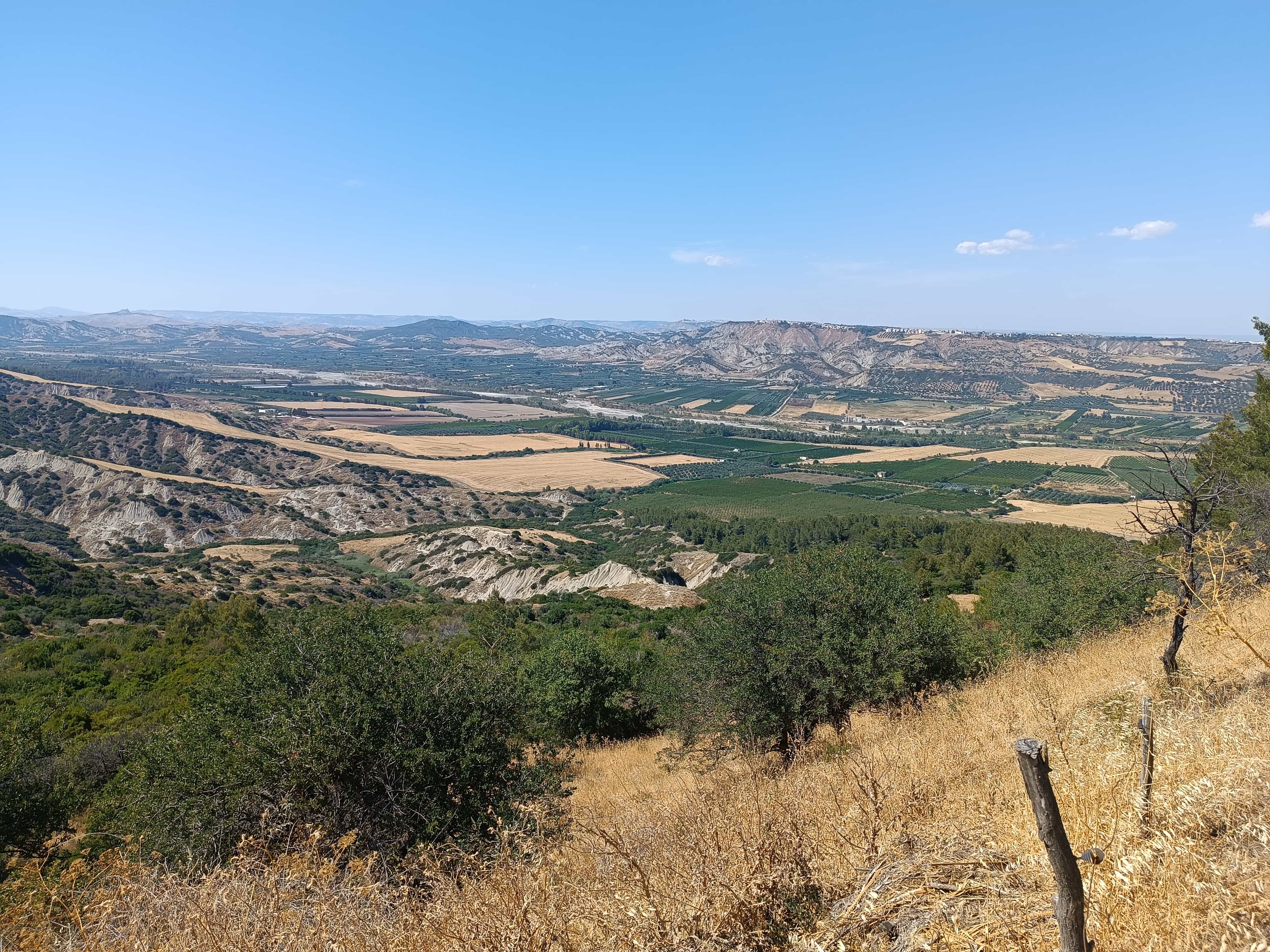 La valle del fiume Agri ripresa dalla sommità del sito enotrio di Santa Maria d'Anglona.